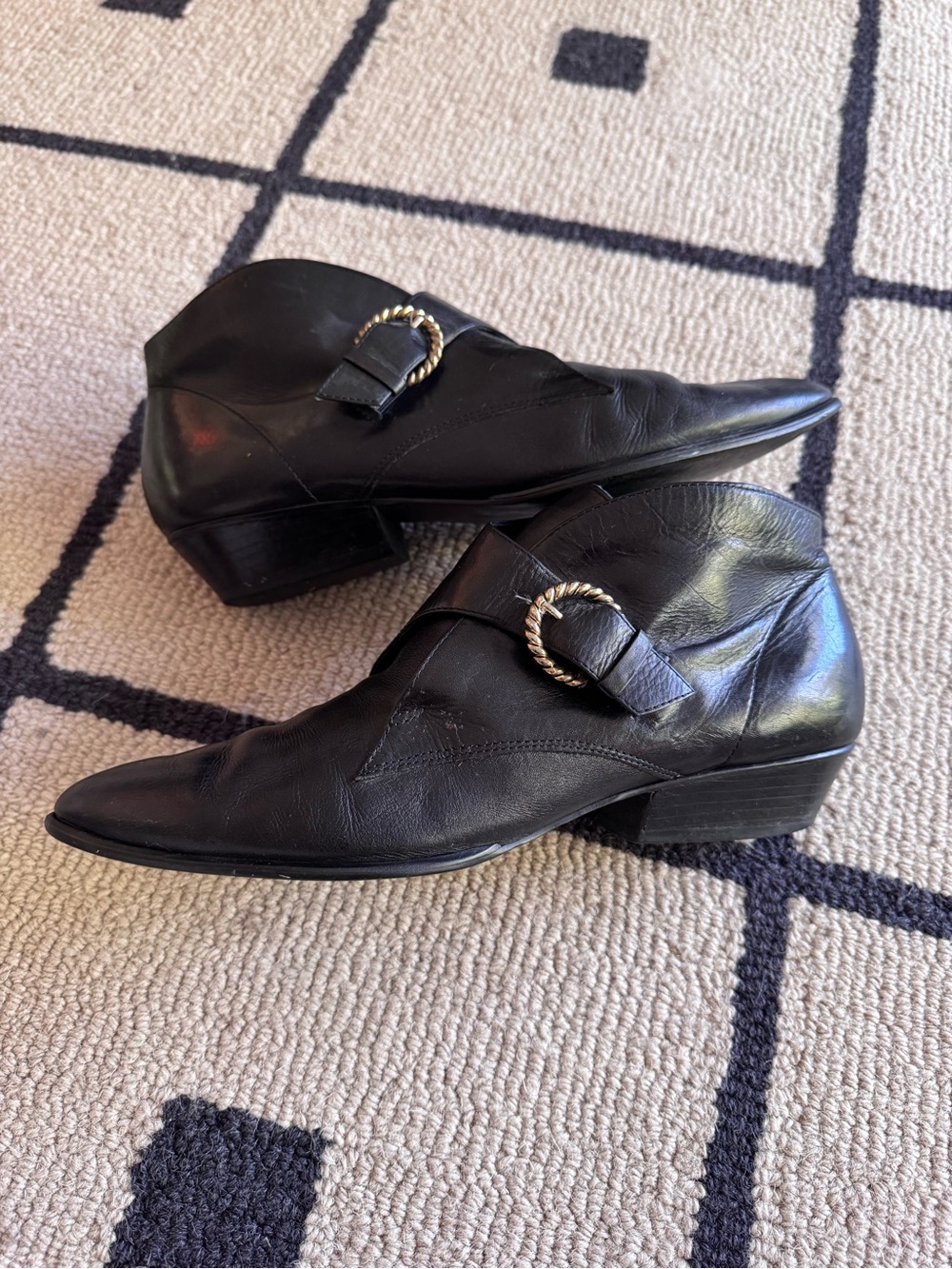 Vintage Nine West black leather pointed toe ankle booties boots gold buckles 9